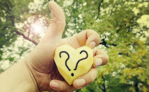 侍者讓房給年邁夫妻居住，竟得到如此回報？