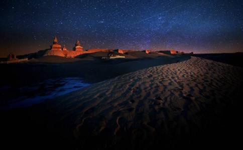 兄弟二人同進裸人國做生意，卻是不同待遇