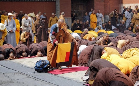 怎麼教導兒孫輩普敬僧尼？