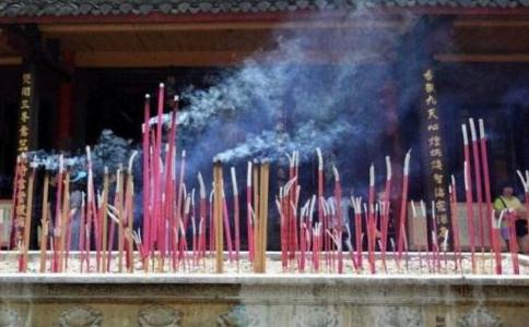 在家燒香有什麼講究？一些禁忌千萬不要觸碰！