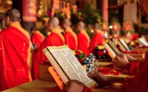 寺院通行的日常課誦包括哪些？