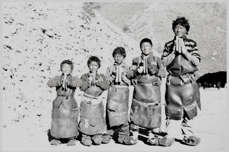 震撼：五個孩子徒步二千公里朝佛路