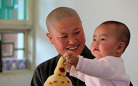 清華畢業生出家8年收養26棄兒