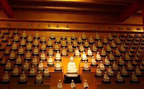 進入佛門的第一步是什麼？應從皈依三寶著手