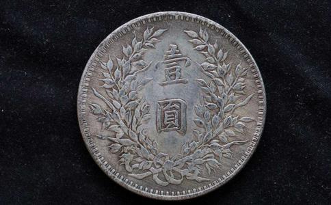 為救婦人他將真銀元與之交換假銀元，殊不知反而救了自己