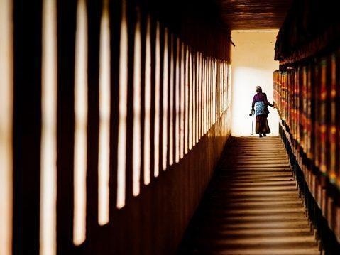 母音老人:如何消除貪嗔痴慢疑