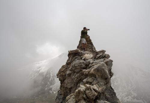 離開破廟只幾步，忽然聽到背後一聲巨響，回頭一看，連破廟都