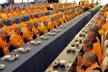 貧苦夫妻賣身供佛：感動國王終成富翁