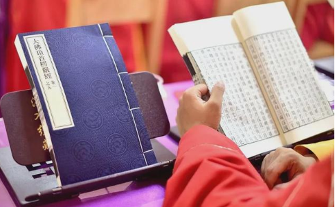 在家裡跟在寺院里誦經，迴向是不是一樣的？